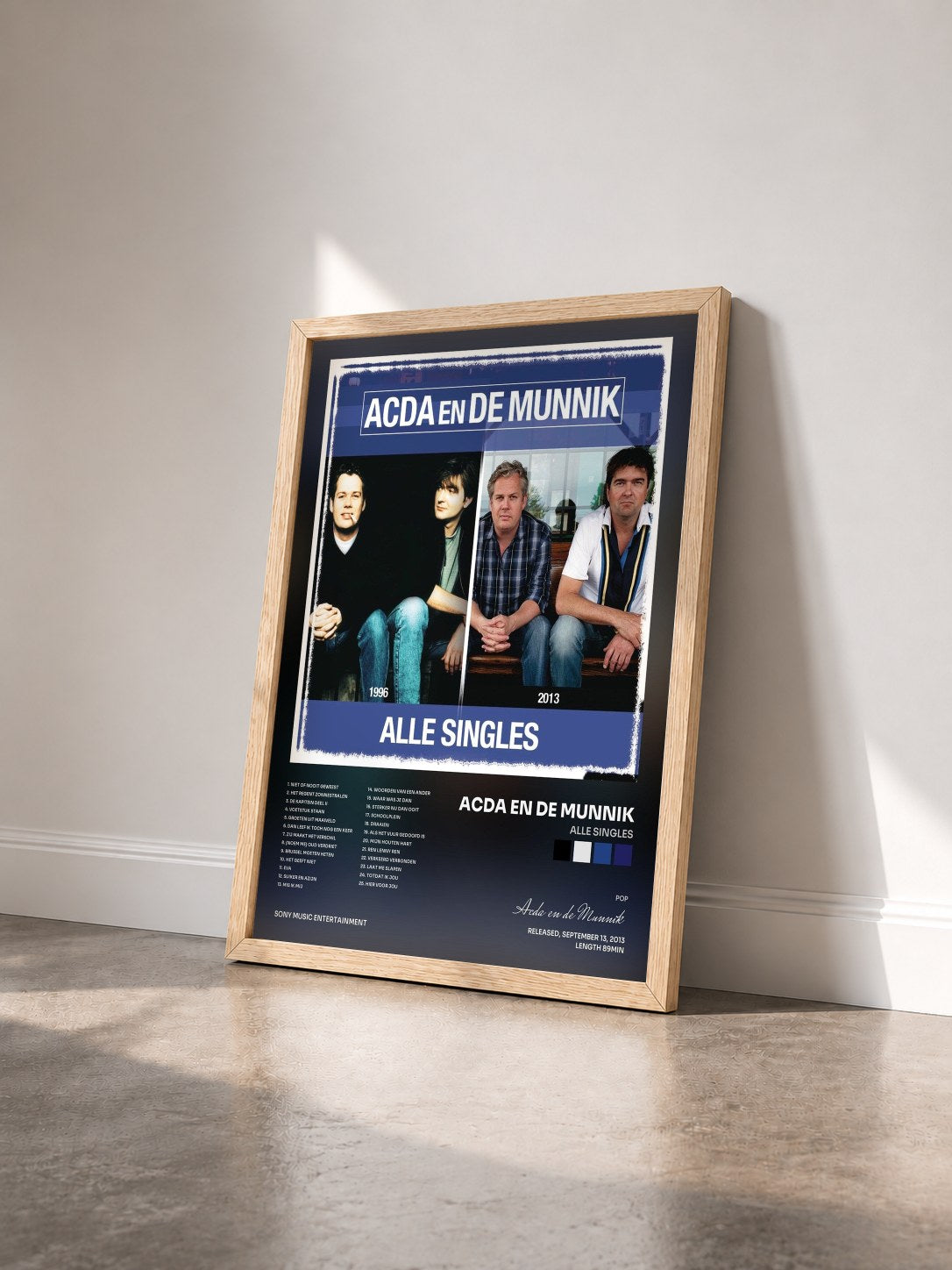 #bois Tableau de l'album Alle Singles de Acda en de Munnik vu de trois quarts, cadre en bois brut