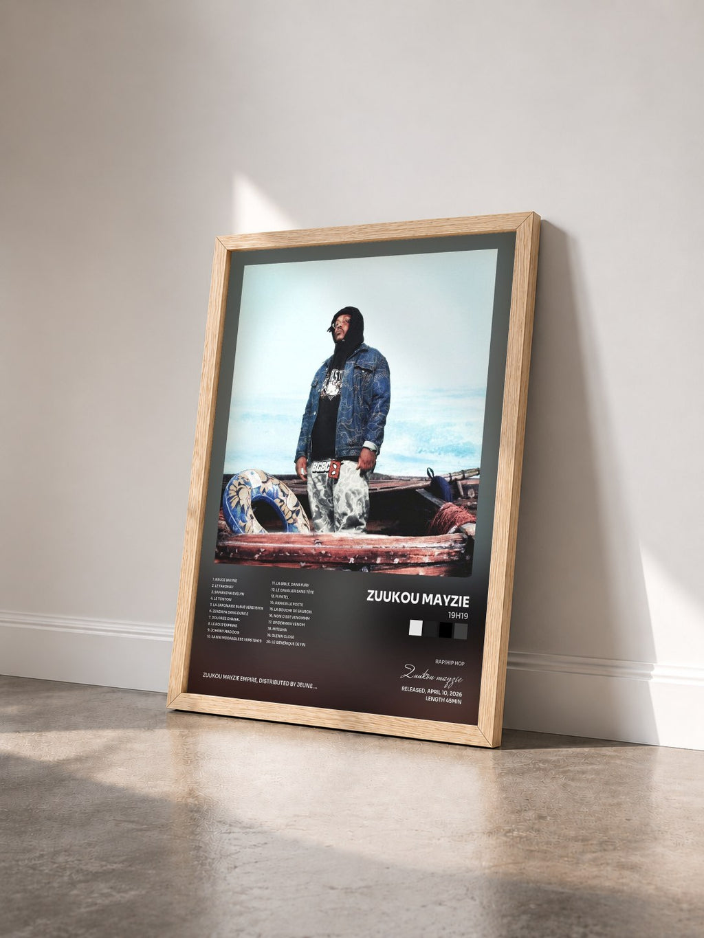 #bois Tableau de l'album 19h19 de Zuukou mayzie vu de trois quarts, cadre en bois brut