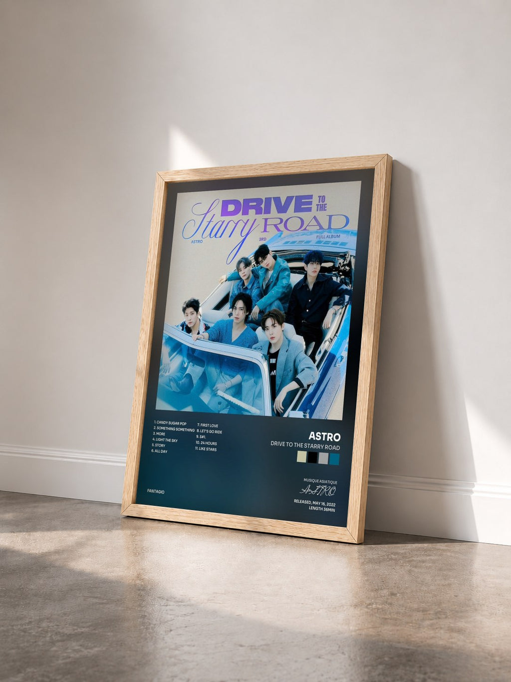 #bois Tableau de l'album Drive to the Starry Road de ASTRO vu de trois quarts, cadre en bois brut