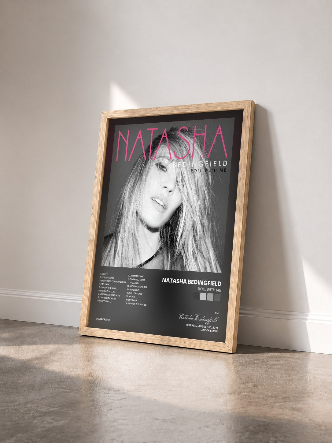 #bois Tableau de l'album ROLL WITH ME de Natasha Bedingfield vu de trois quarts, cadre en bois brut