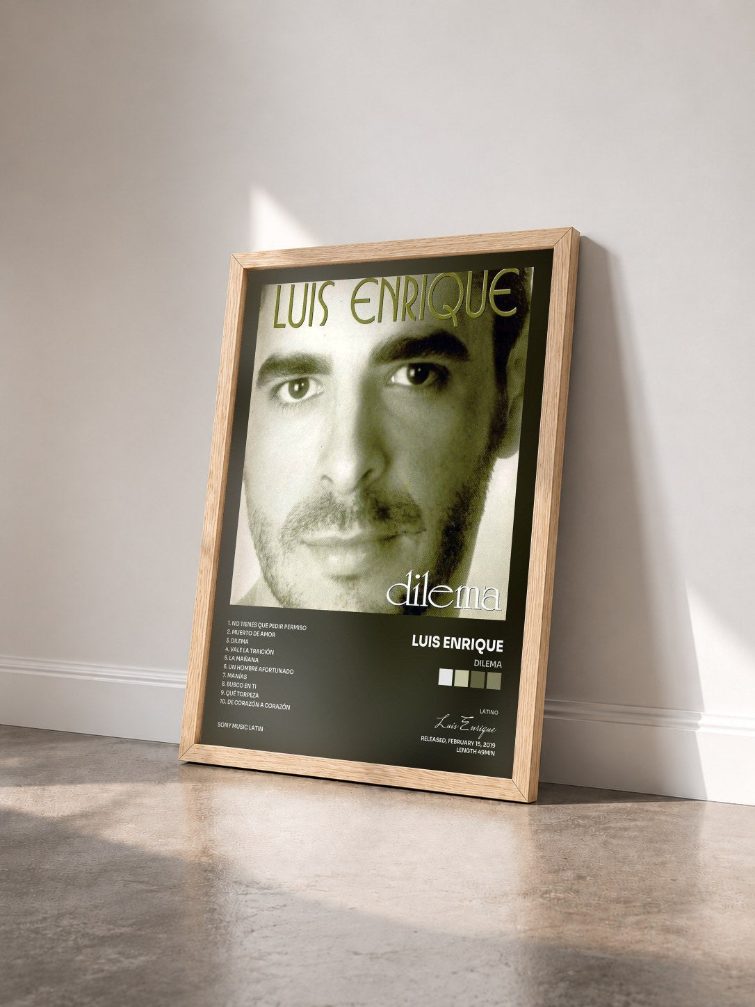 #bois Tableau de l'album Dilema de Luis Enrique vu de trois quarts, cadre en bois brut