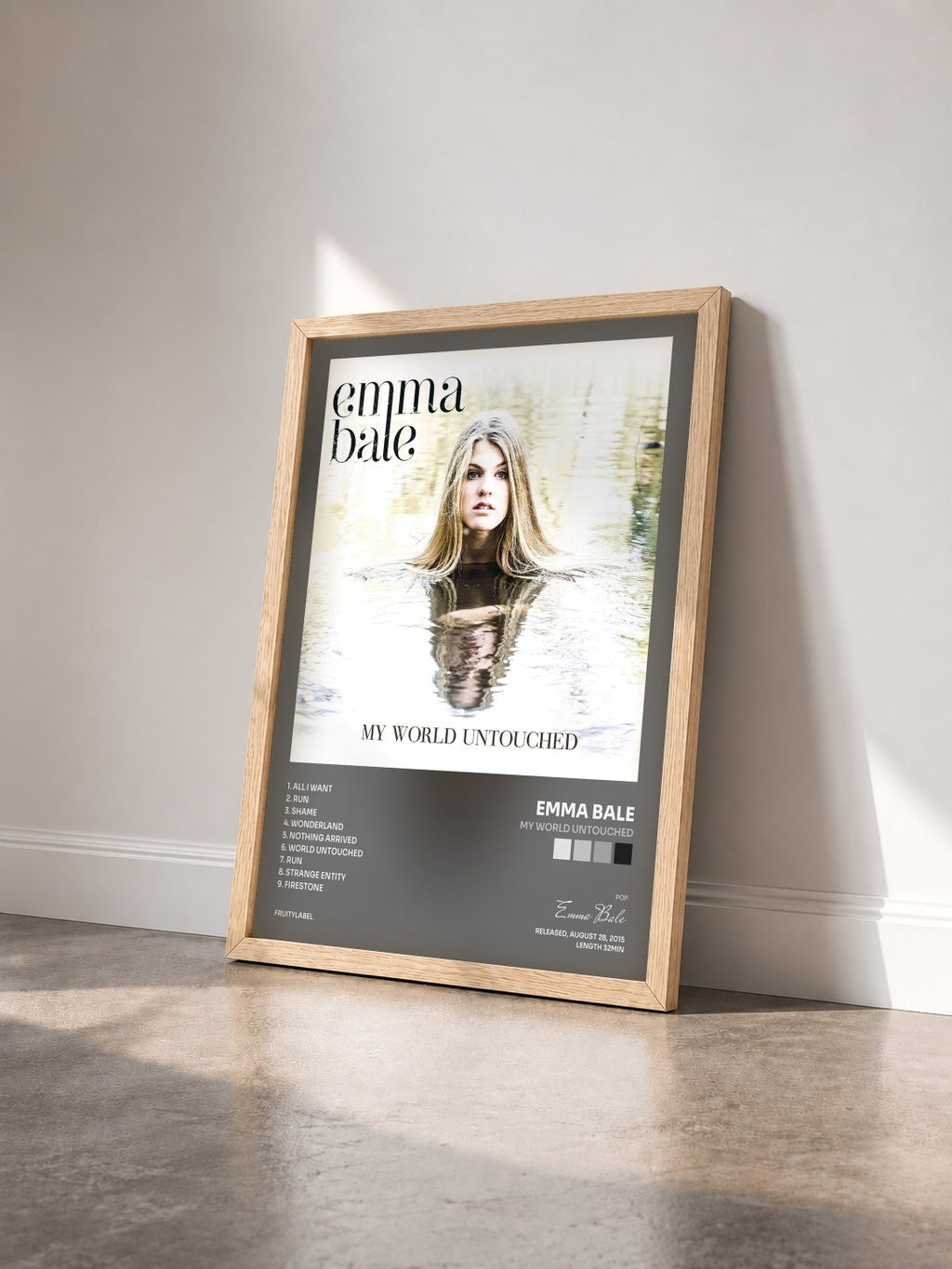 #bois Tableau de l'album My World Untouched de Emma Bale vu de trois quarts, cadre en bois brut