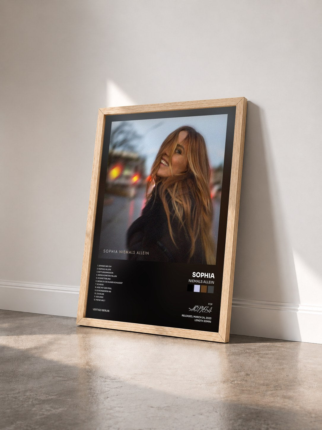 #bois Tableau de l'album NIEMALS ALLEIN de SOPHIA vu de trois quarts, cadre en bois brut