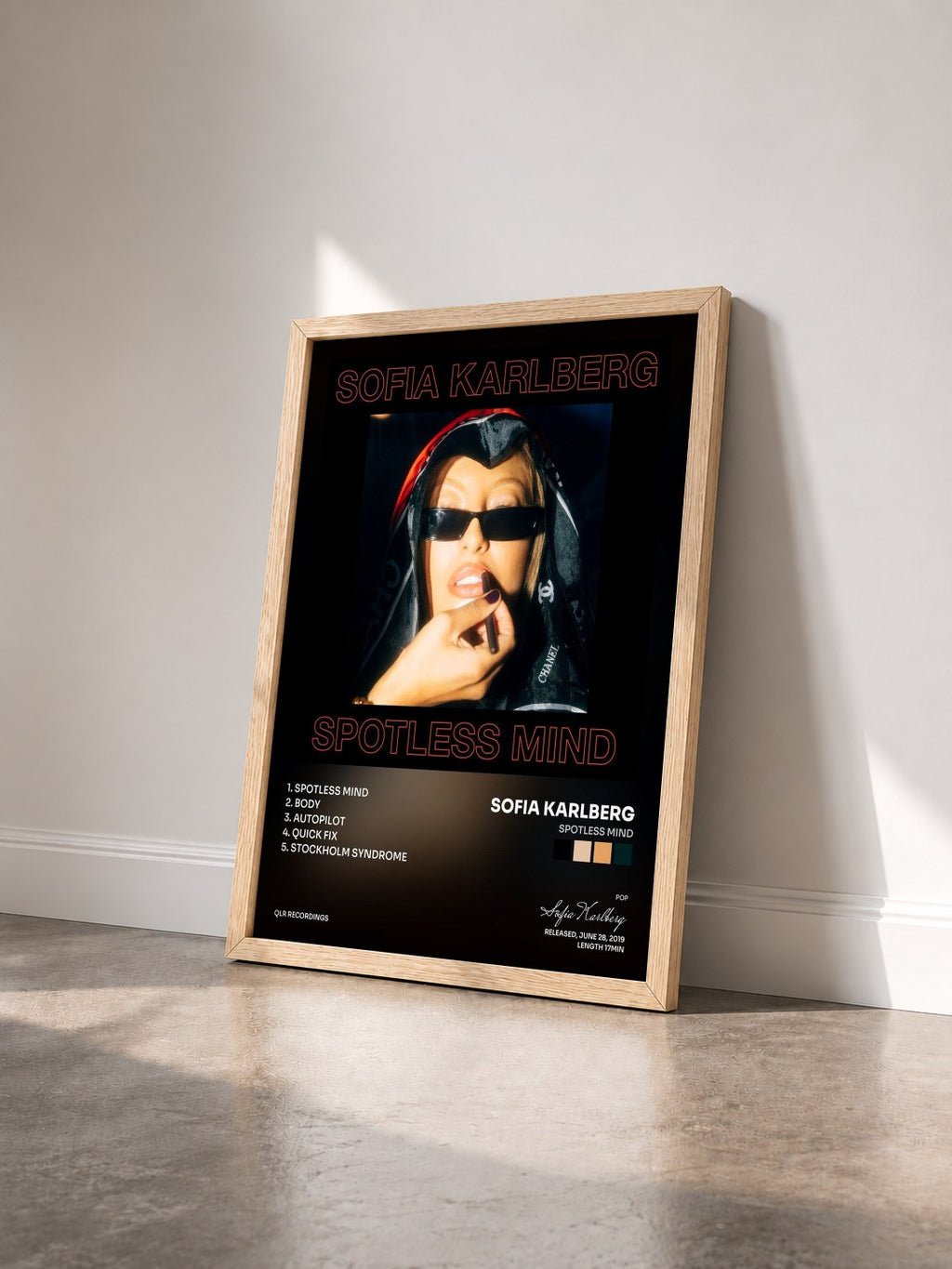 #bois Tableau de l'album Spotless Mind de Sofia Karlberg vu de trois quarts, cadre en bois brut