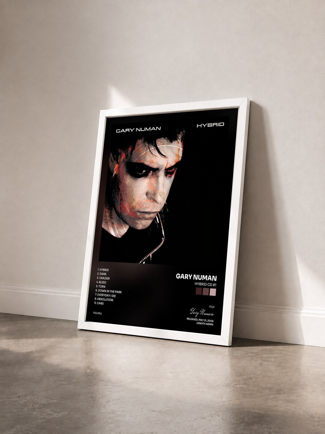 #blanc Tableau de l'album Hybrid CD #1 de Gary Numan vu de trois quarts, cadre blanc
