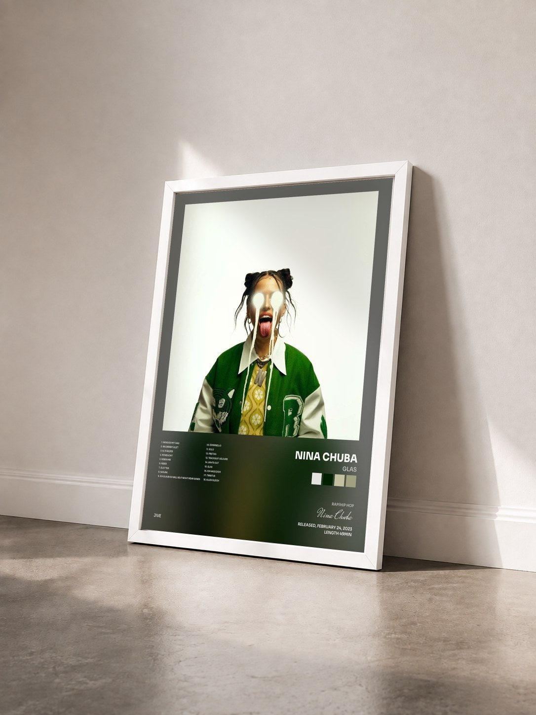 #blanc Tableau de l'album Glas de Nina Chuba vu de trois quarts, cadre blanc