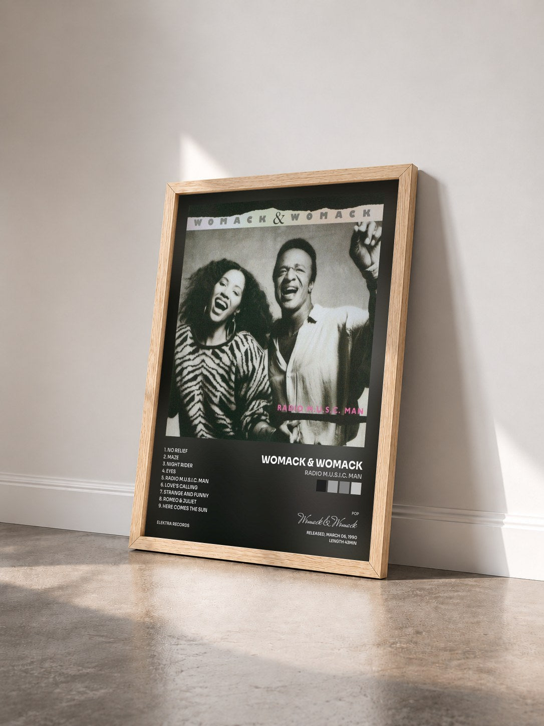 #bois Tableau de l'album Radio M.U.S.I.C. Man de Womack & Womack vu de trois quarts, cadre en bois brut
