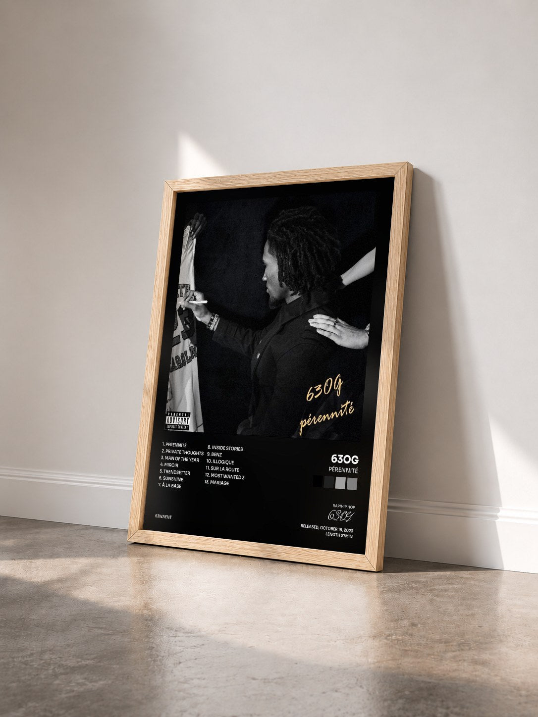 #bois Tableau de l'album Pérennité de 63OG vu de trois quarts, cadre en bois brut