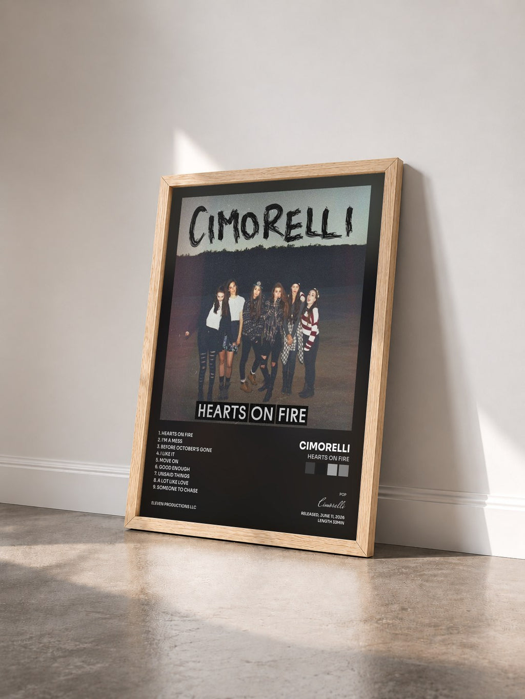 #bois Tableau de l'album Hearts on Fire de Cimorelli vu de trois quarts, cadre en bois brut