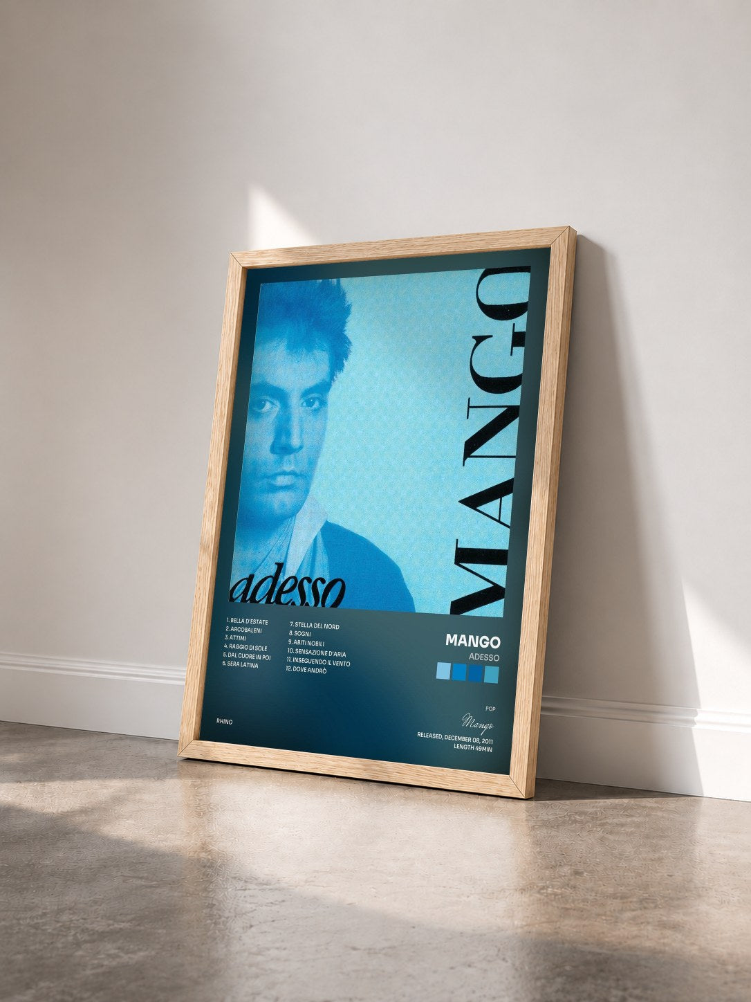 #bois Tableau de l'album Adesso de Mango vu de trois quarts, cadre en bois brut