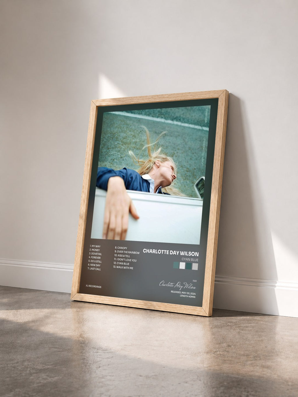 #bois Tableau de l'album Cyan Blue de Charlotte Day Wilson vu de trois quarts, cadre en bois brut