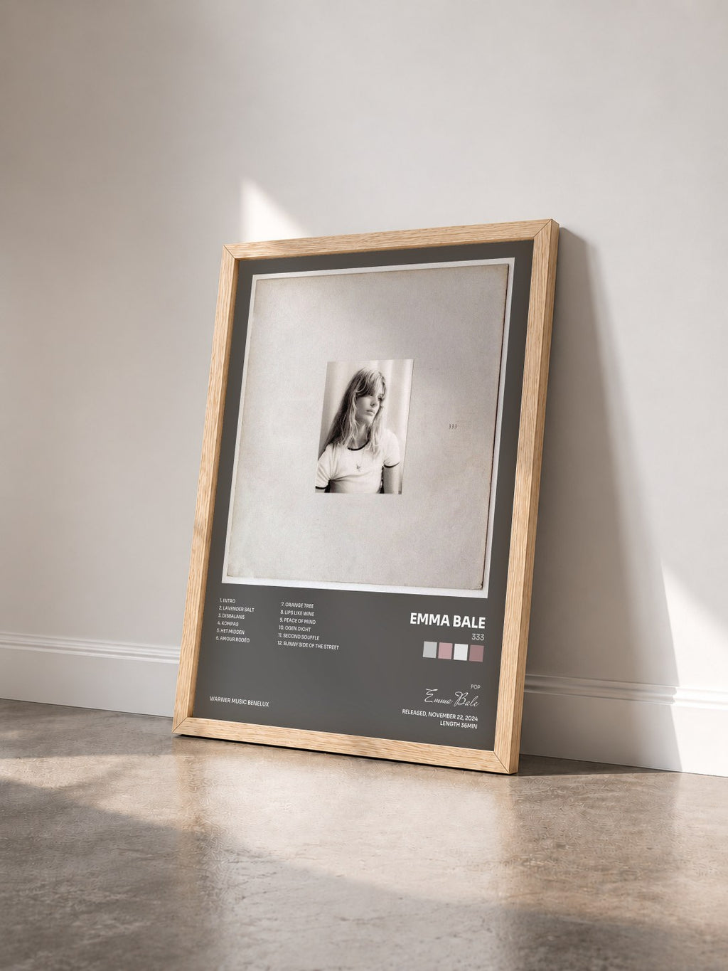 #bois Tableau de l'album 333 de Emma Bale vu de trois quarts, cadre en bois brut