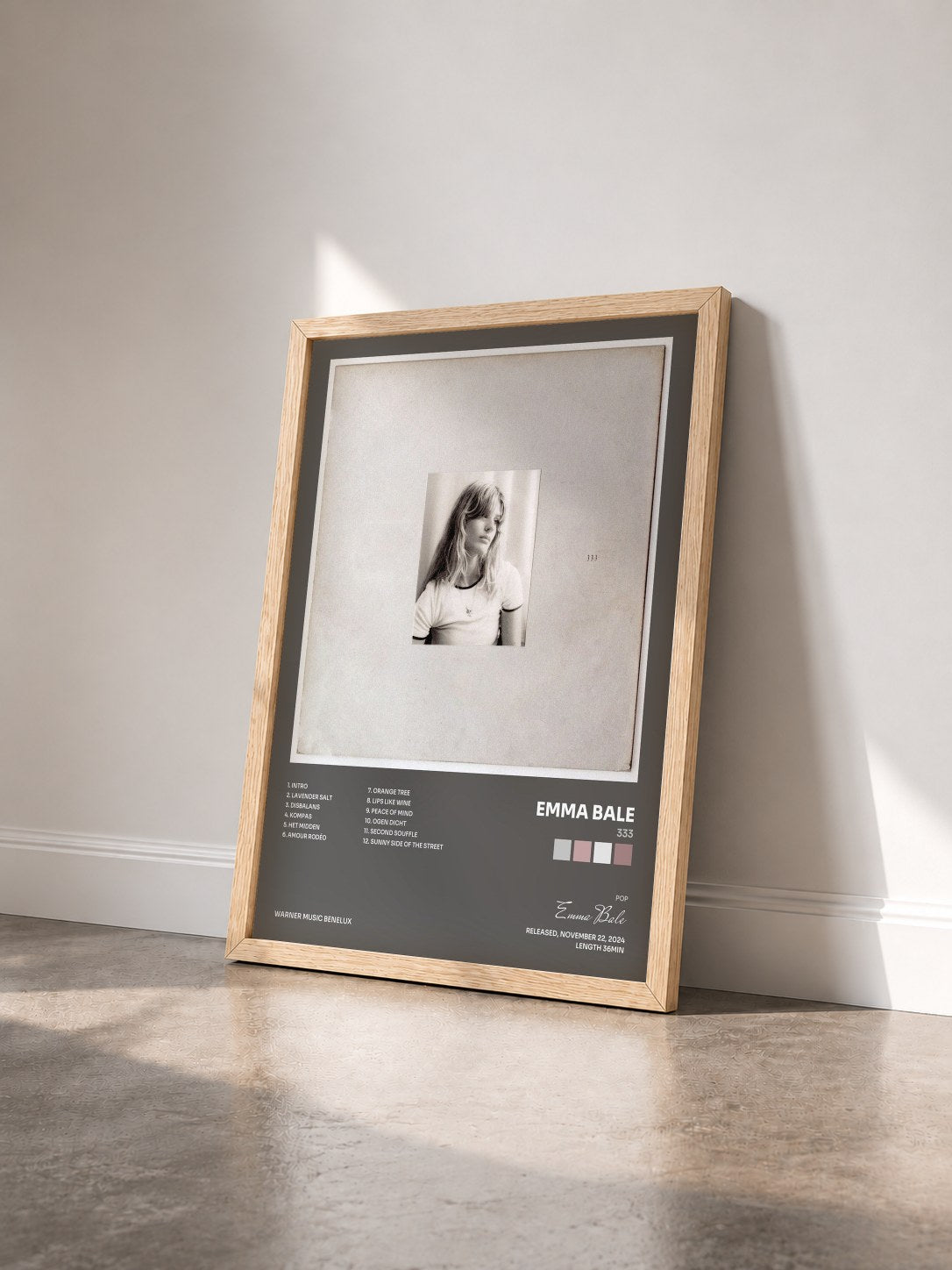 #bois Tableau de l'album 333 de Emma Bale vu de trois quarts, cadre en bois brut