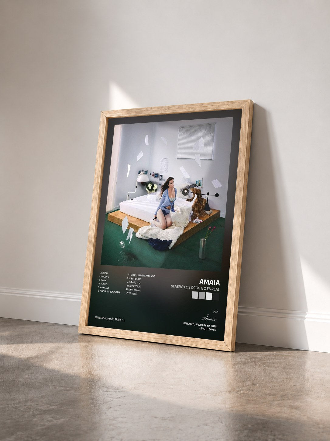 #bois Tableau de l'album Si Abro Los Ojos No Es Real de Amaia vu de trois quarts, cadre en bois brut