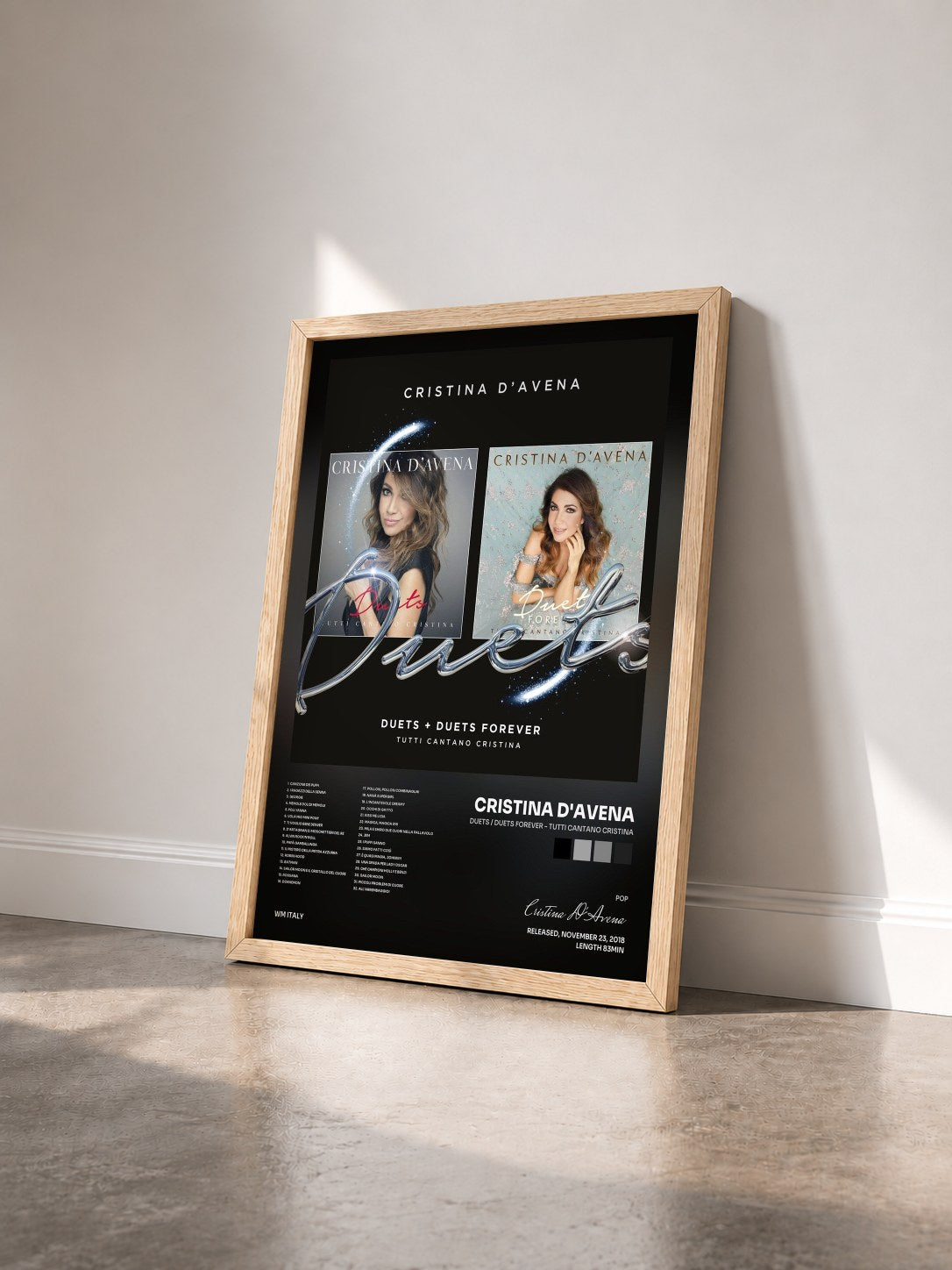 #bois Tableau de l'album Duets / Duets Forever - Tutti cantano Cristina de Cristina D'Avena vu de trois quarts, cadre en bois brut
