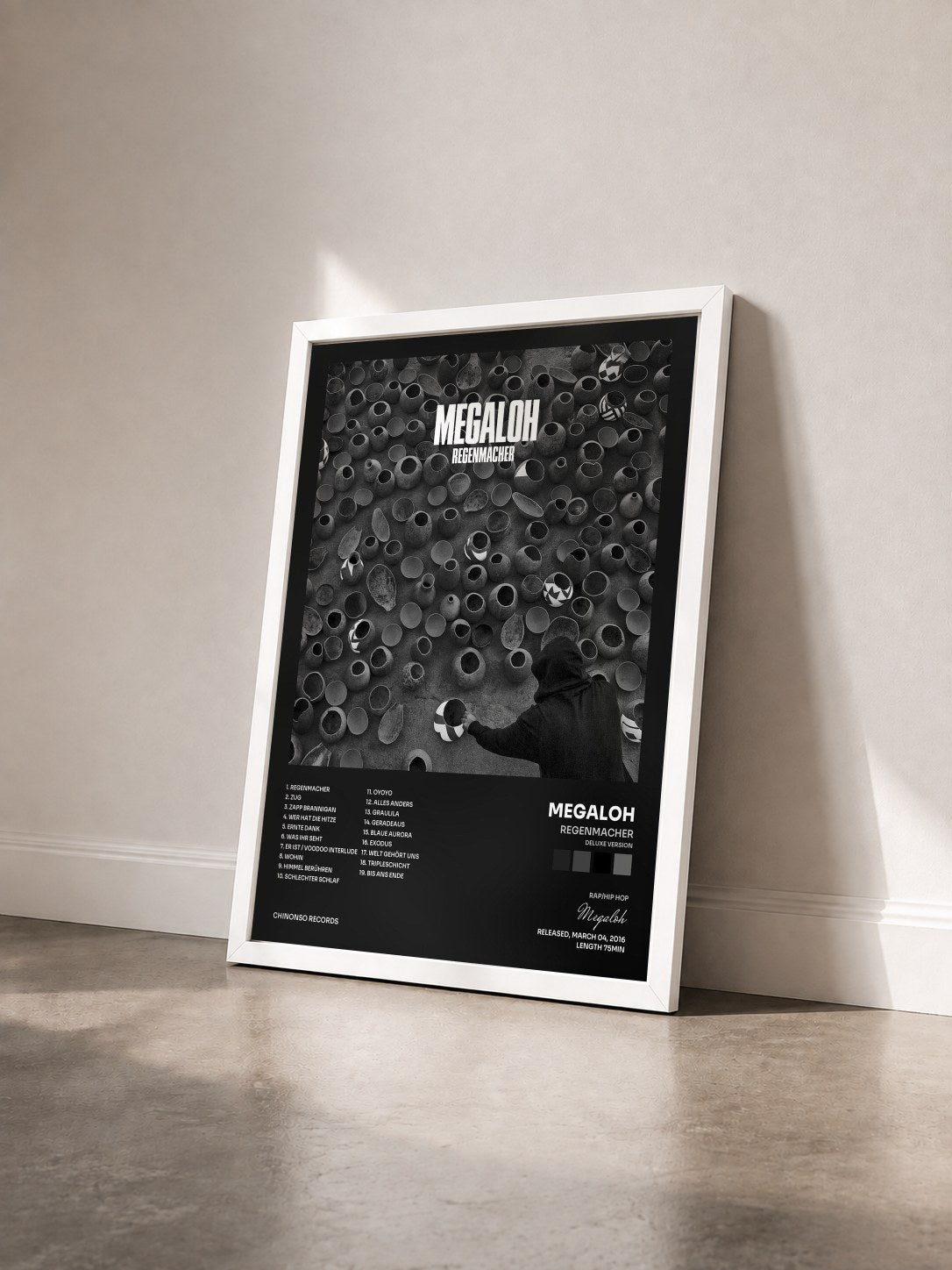 #blanc Tableau de l'album Regenmacher (Deluxe Version) de Megaloh vu de trois quarts, cadre blanc