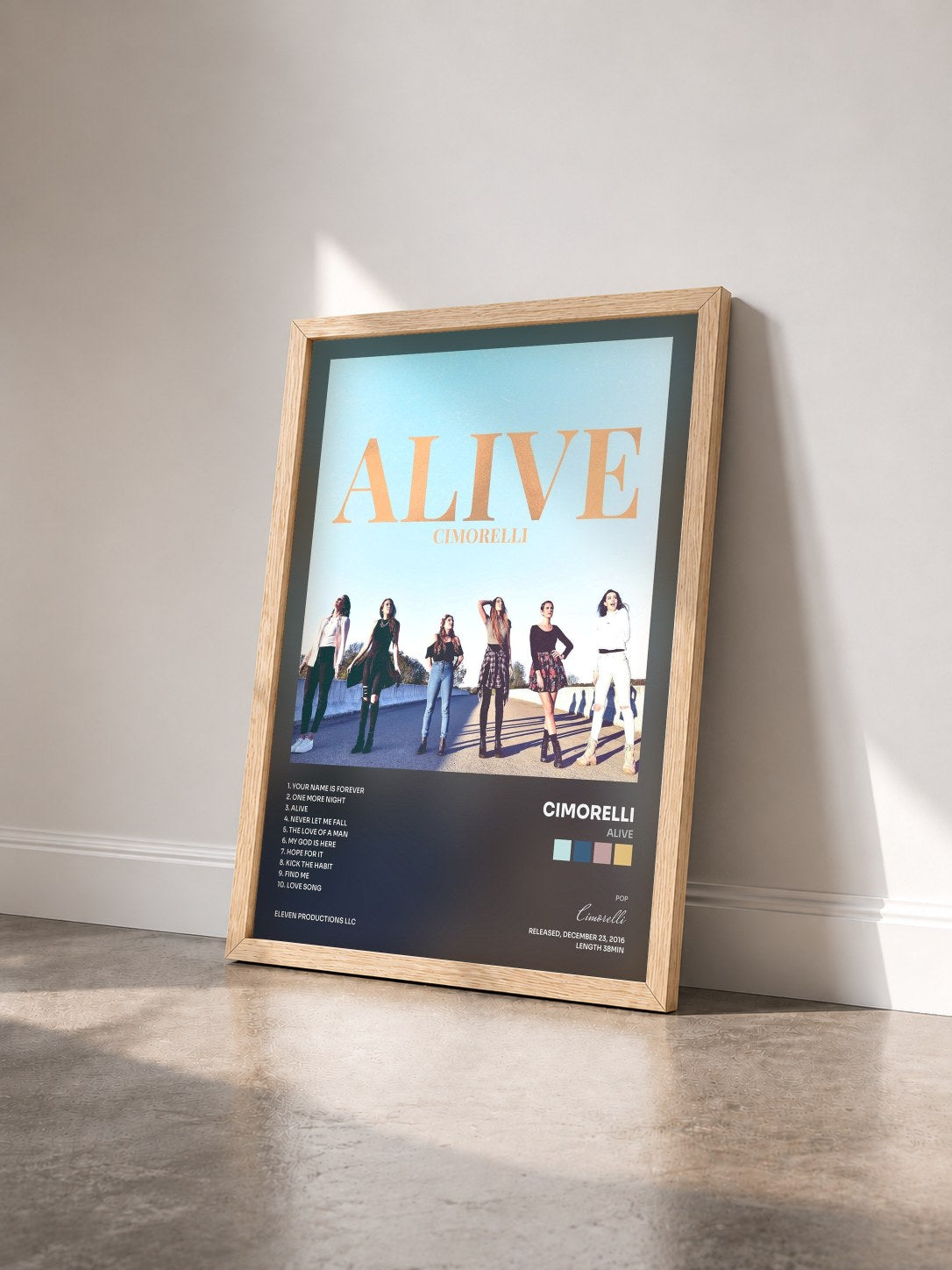 #bois Tableau de l'album Alive de Cimorelli vu de trois quarts, cadre en bois brut