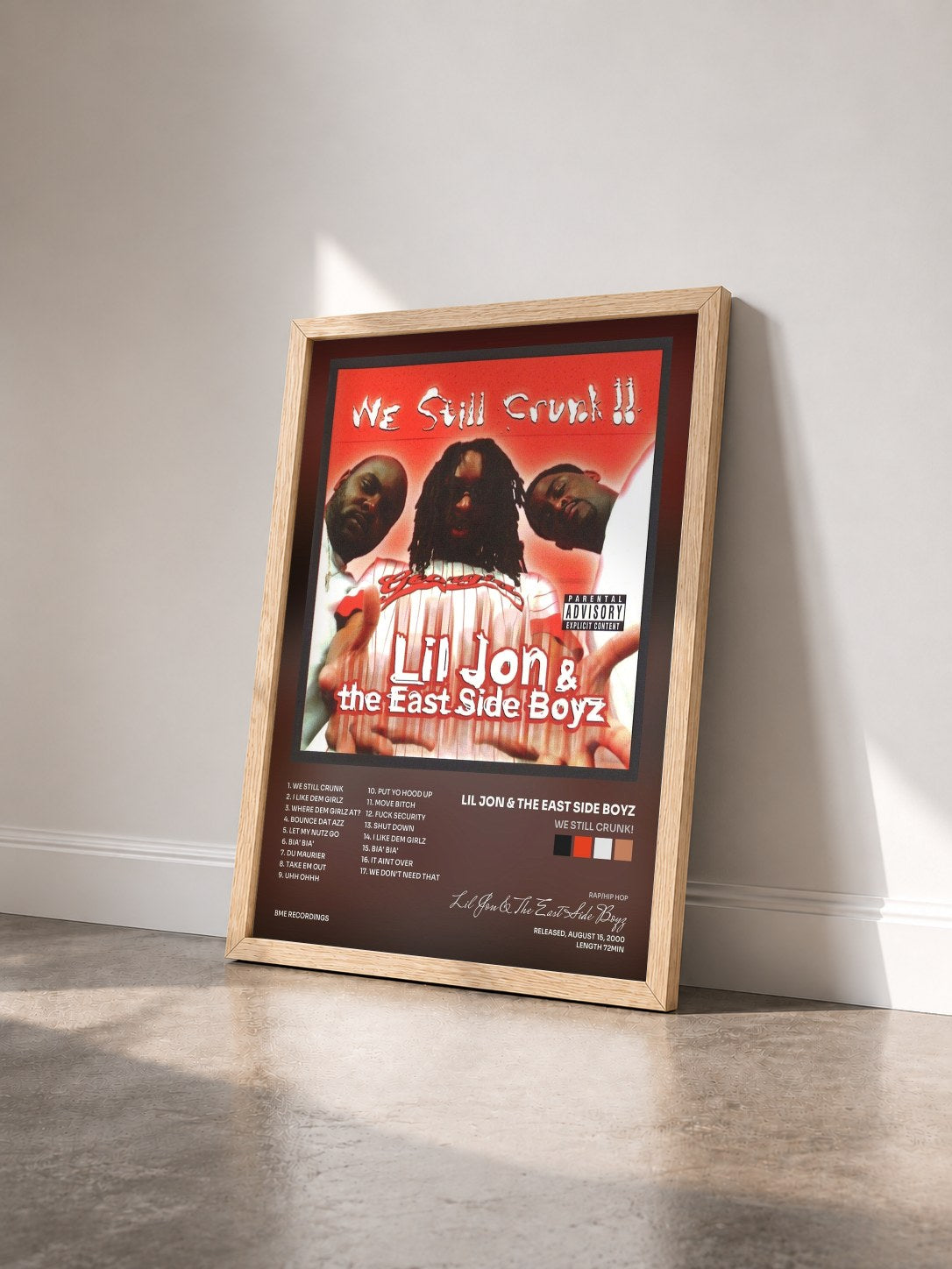 #bois Tableau de l'album We Still Crunk! de Lil Jon & The East Side Boyz vu de trois quarts, cadre en bois brut