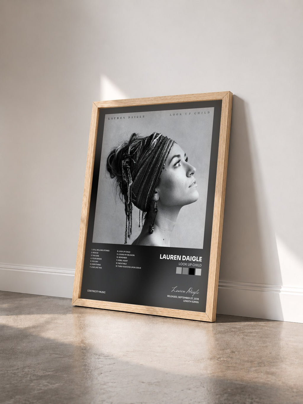 #bois Tableau de l'album Look Up Child de Lauren Daigle vu de trois quarts, cadre en bois brut