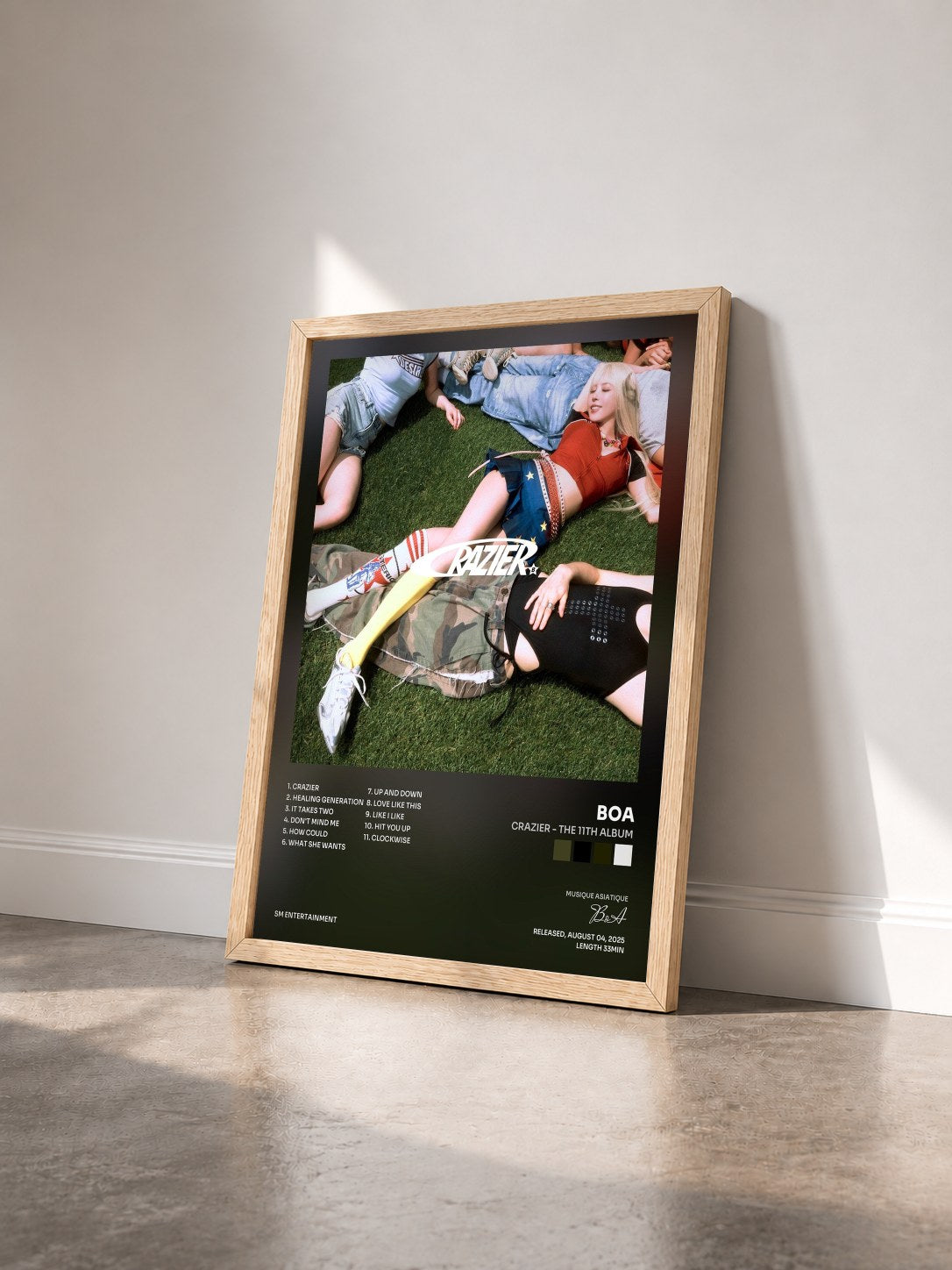 #bois Tableau de l'album Crazier - The 11th Album de BoA vu de trois quarts, cadre en bois brut