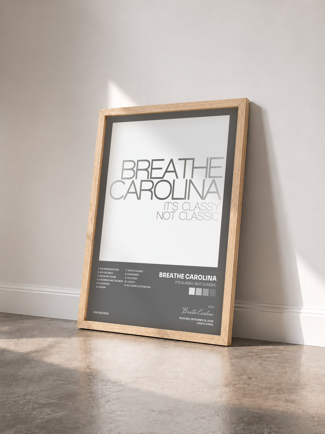 #bois Tableau de l'album It's Classy, Not Classic de Breathe Carolina vu de trois quarts, cadre en bois brut