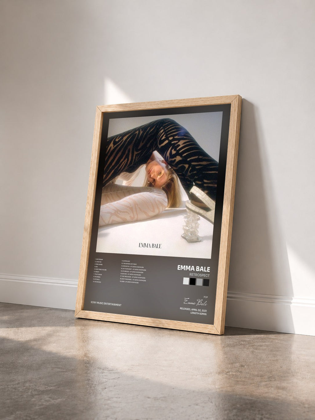 #bois Tableau de l'album RETROSPECT de Emma Bale vu de trois quarts, cadre en bois brut