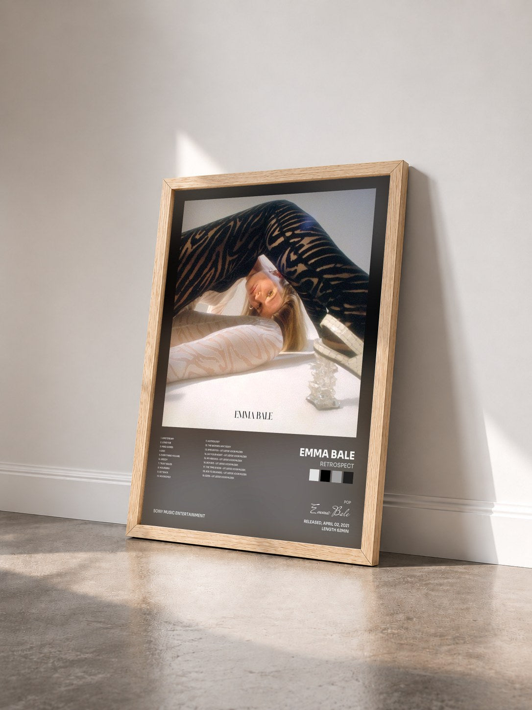 #bois Tableau de l'album RETROSPECT de Emma Bale vu de trois quarts, cadre en bois brut