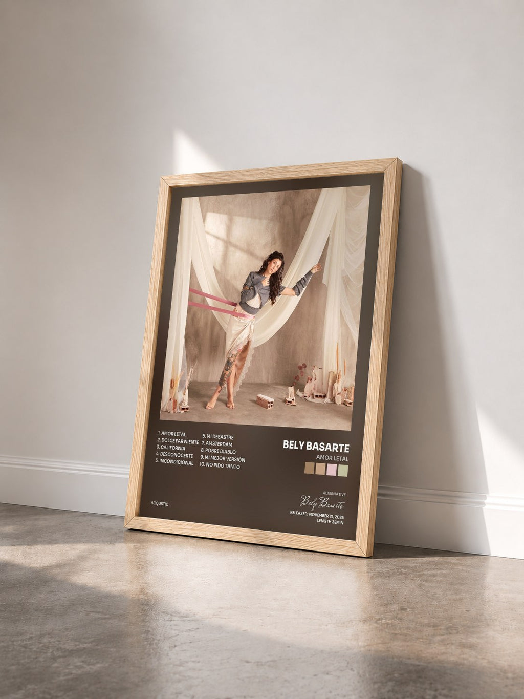 #bois Tableau de l'album Amor letal de Bely Basarte vu de trois quarts, cadre en bois brut