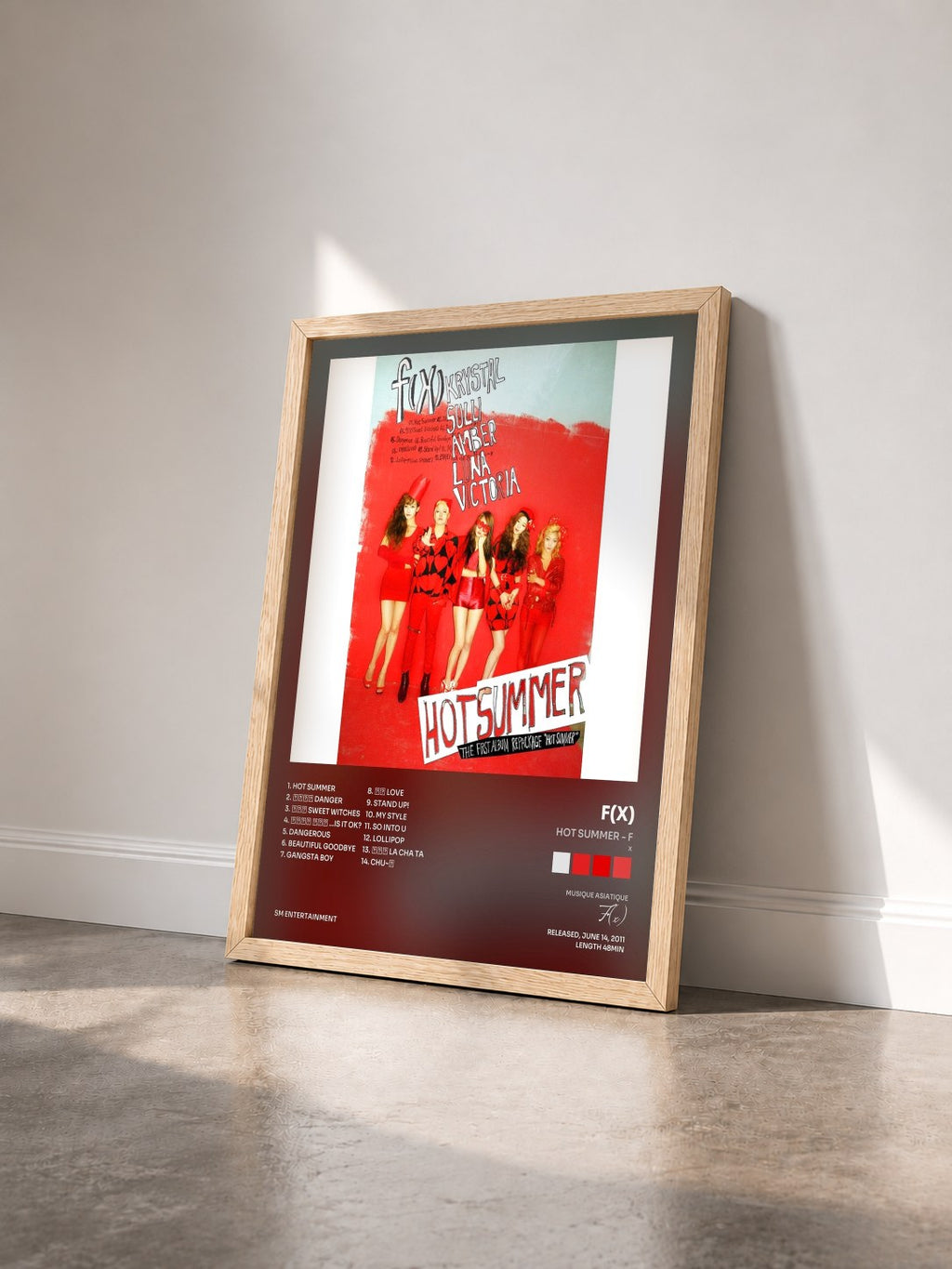 #bois Tableau de l'album Hot Summer - f(x) 1st Album Repackage de F(x) vu de trois quarts, cadre en bois brut