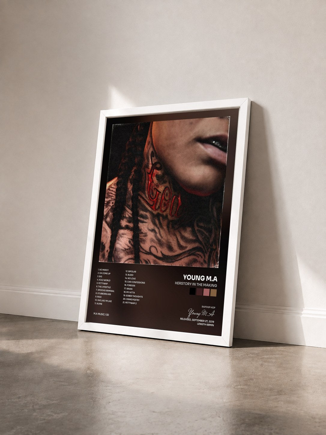 #blanc Tableau de l'album Herstory in the Making de Young M.A vu de trois quarts, cadre blanc