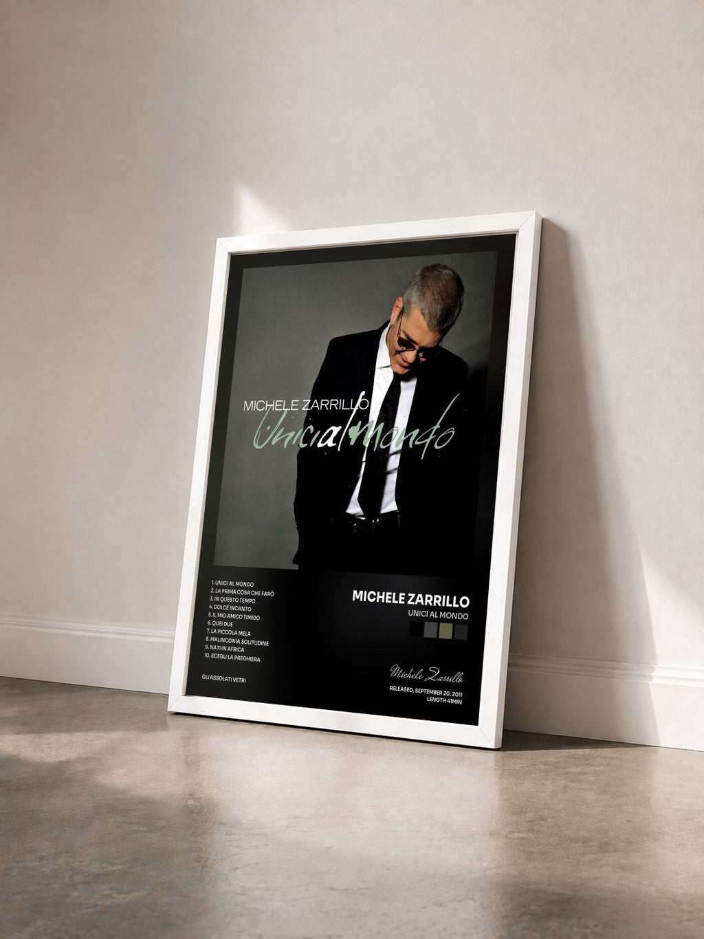 #blanc Tableau de l'album Unici Al Mondo de Michele Zarrillo vu de trois quarts, cadre blanc