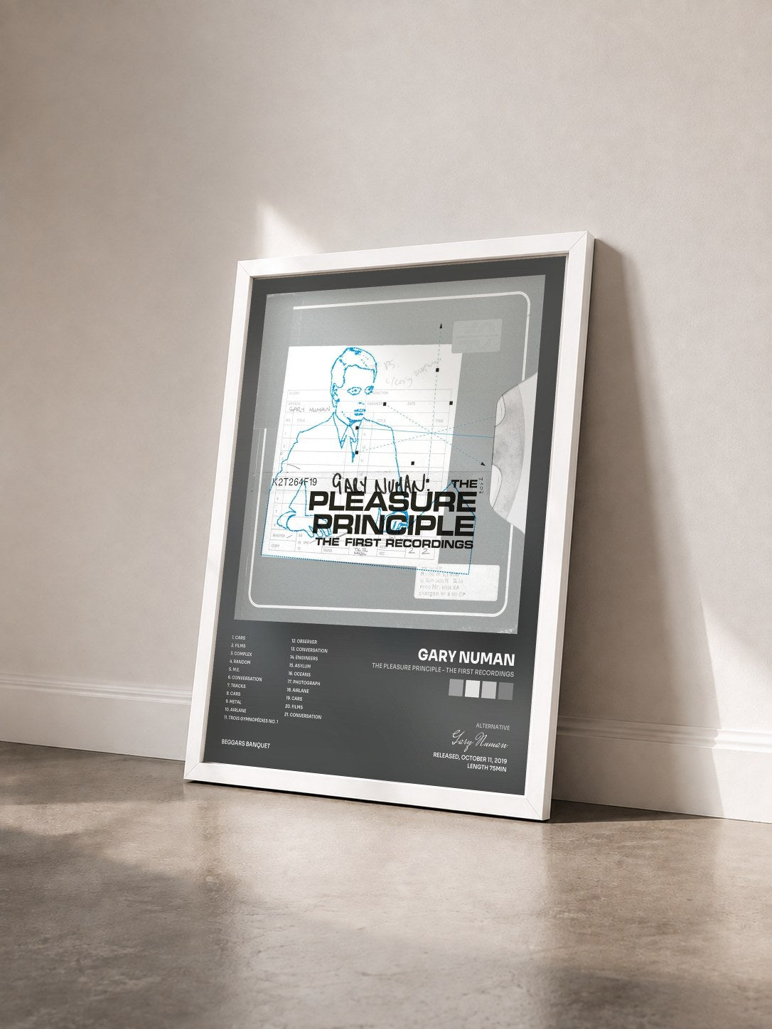 #blanc Tableau de l'album The Pleasure Principle - The First Recordings de Gary Numan vu de trois quarts, cadre blanc
