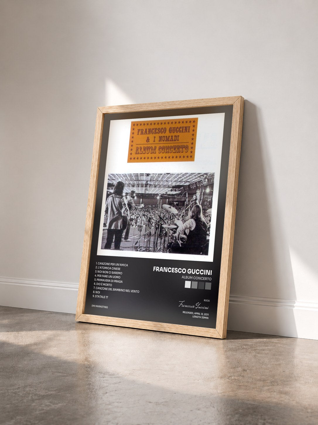 #bois Tableau de l'album Album Concerto de Francesco Guccini vu de trois quarts, cadre en bois brut