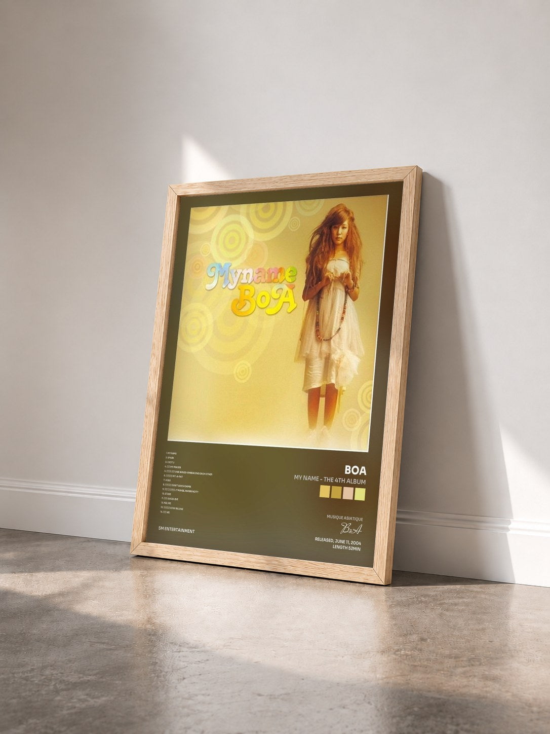 #bois Tableau de l'album My Name - The 4th Album de BoA vu de trois quarts, cadre en bois brut
