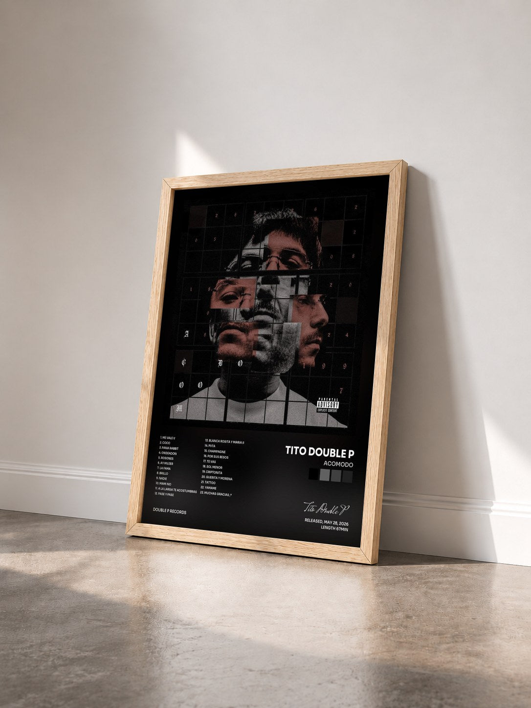 #bois Tableau de l'album ACOMODO de Tito Double P vu de trois quarts, cadre en bois brut