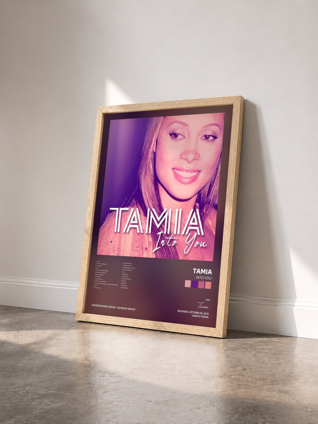#bois Tableau de l'album Into You de Tamia vu de trois quarts, cadre en bois brut