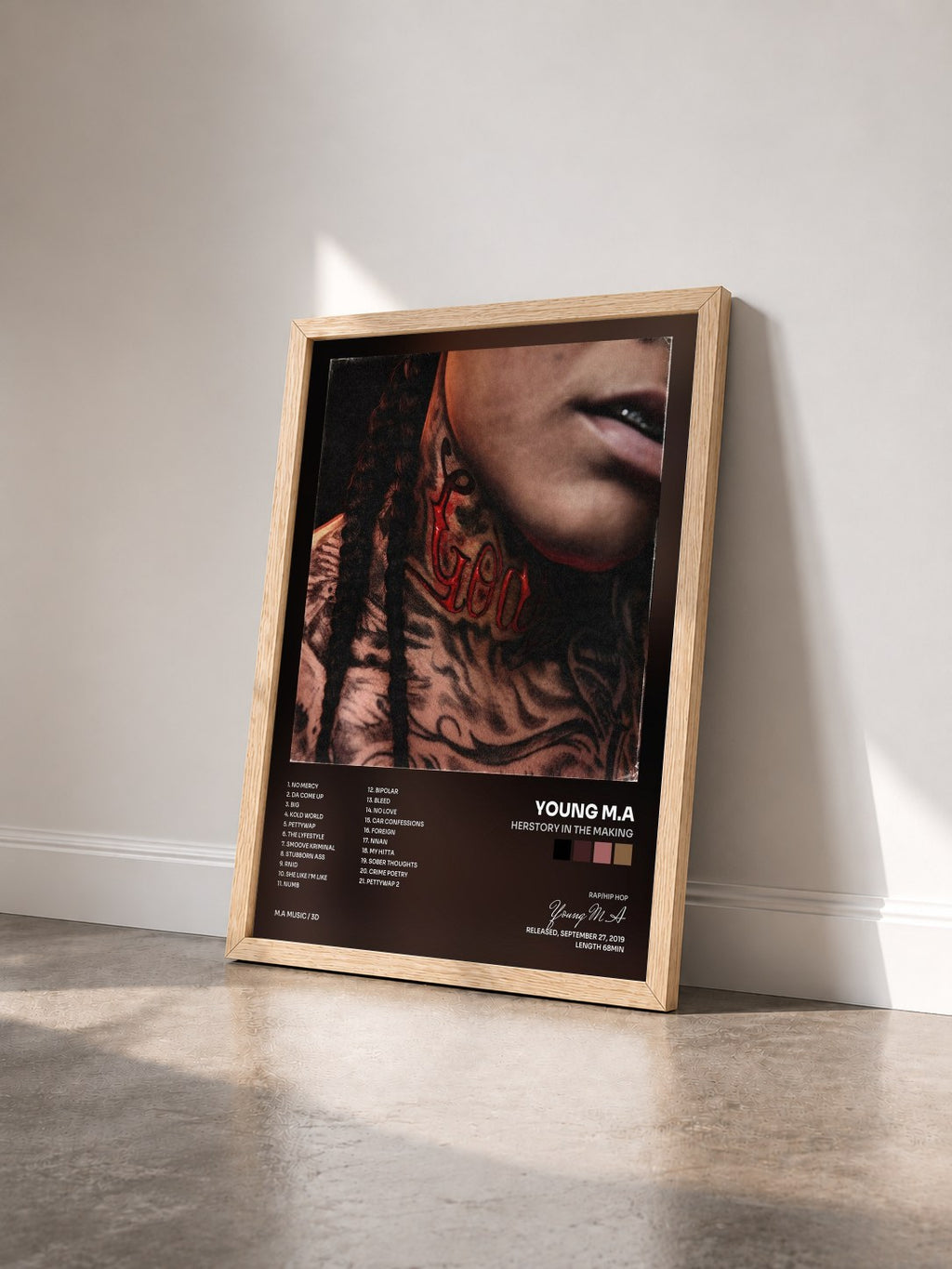 #bois Tableau de l'album Herstory in the Making de Young M.A vu de trois quarts, cadre en bois brut