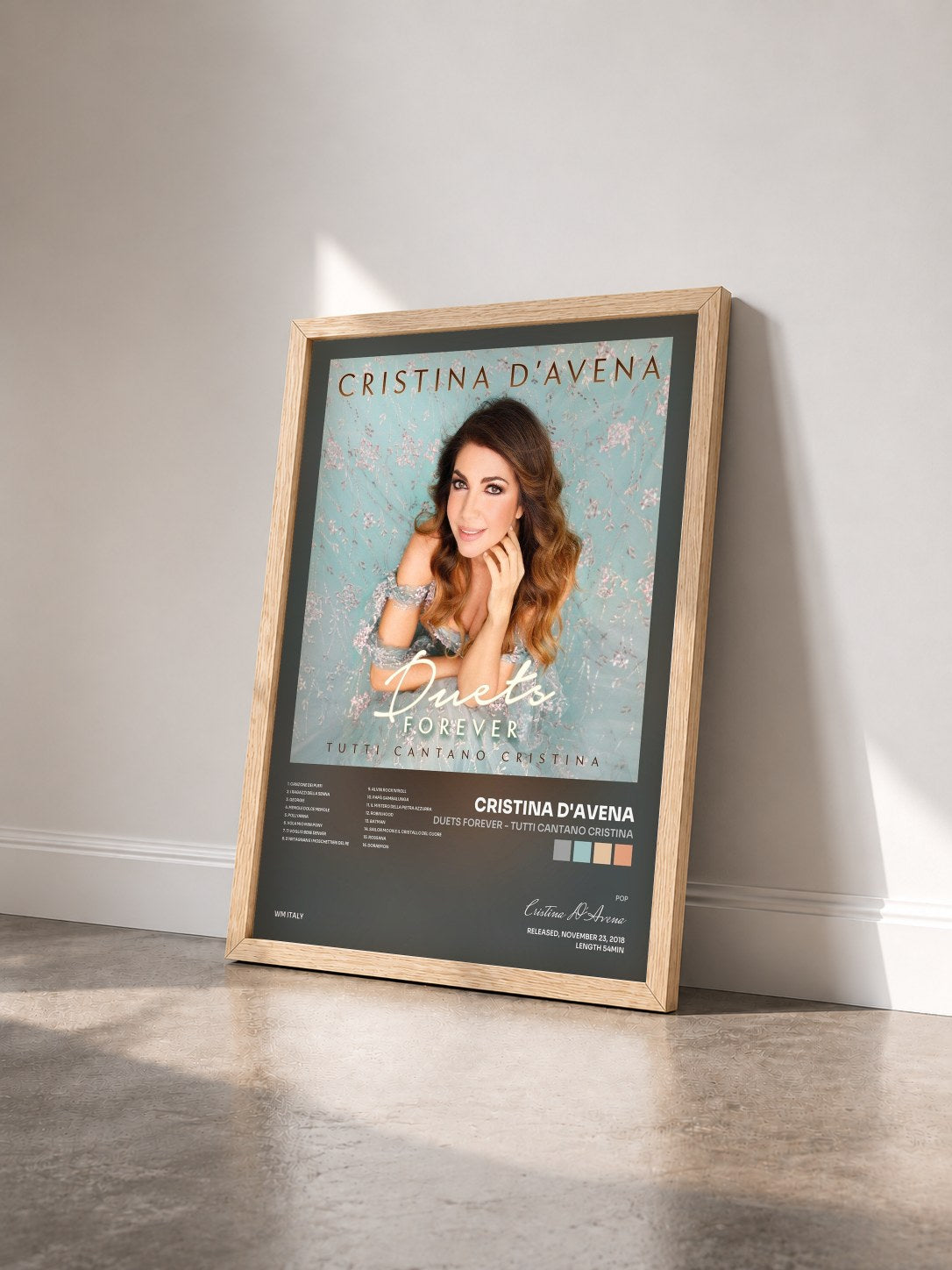 #bois Tableau de l'album Duets Forever - Tutti cantano Cristina de Cristina D'Avena vu de trois quarts, cadre en bois brut