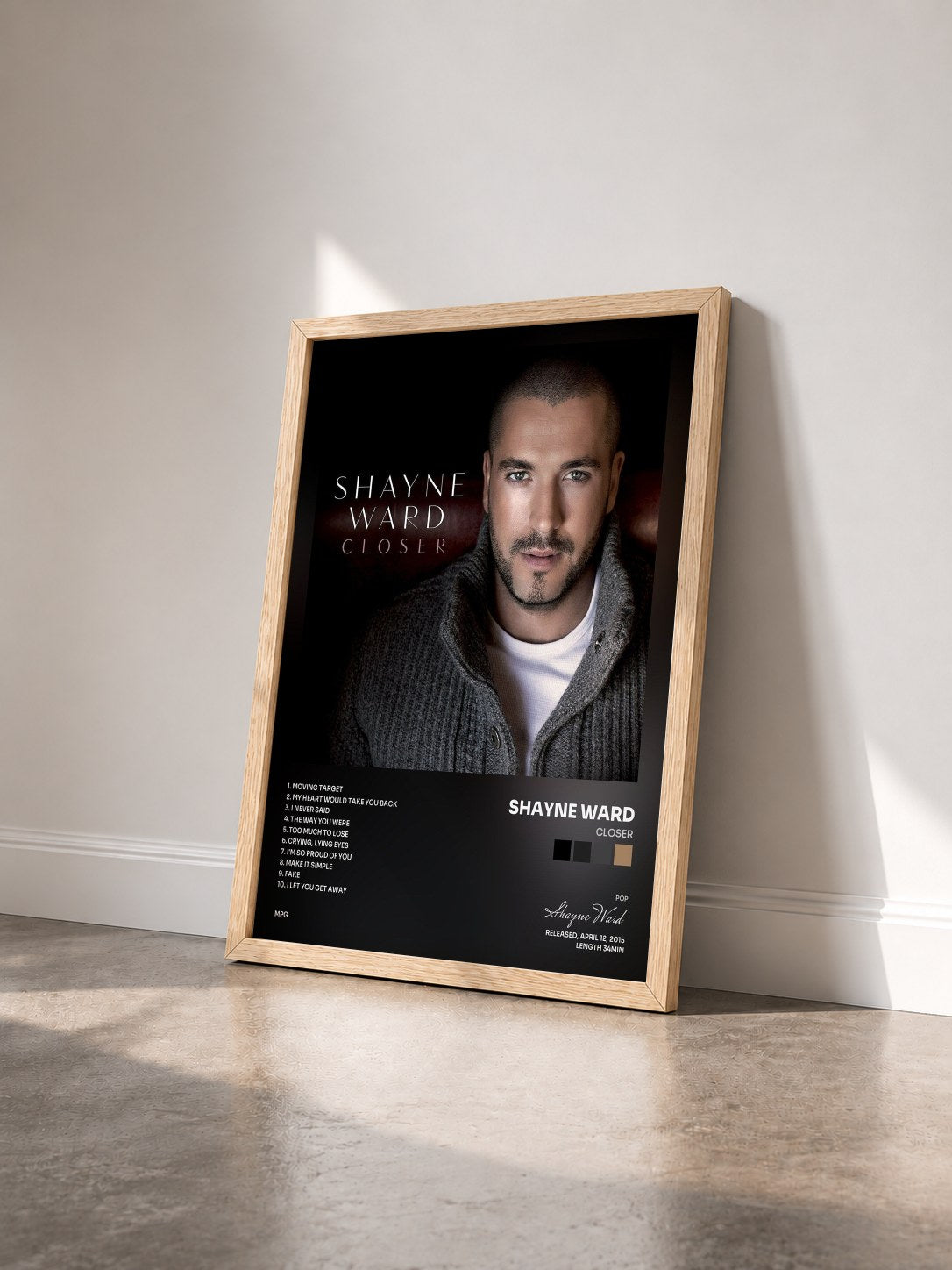 #bois Tableau de l'album Closer de Shayne Ward vu de trois quarts, cadre en bois brut