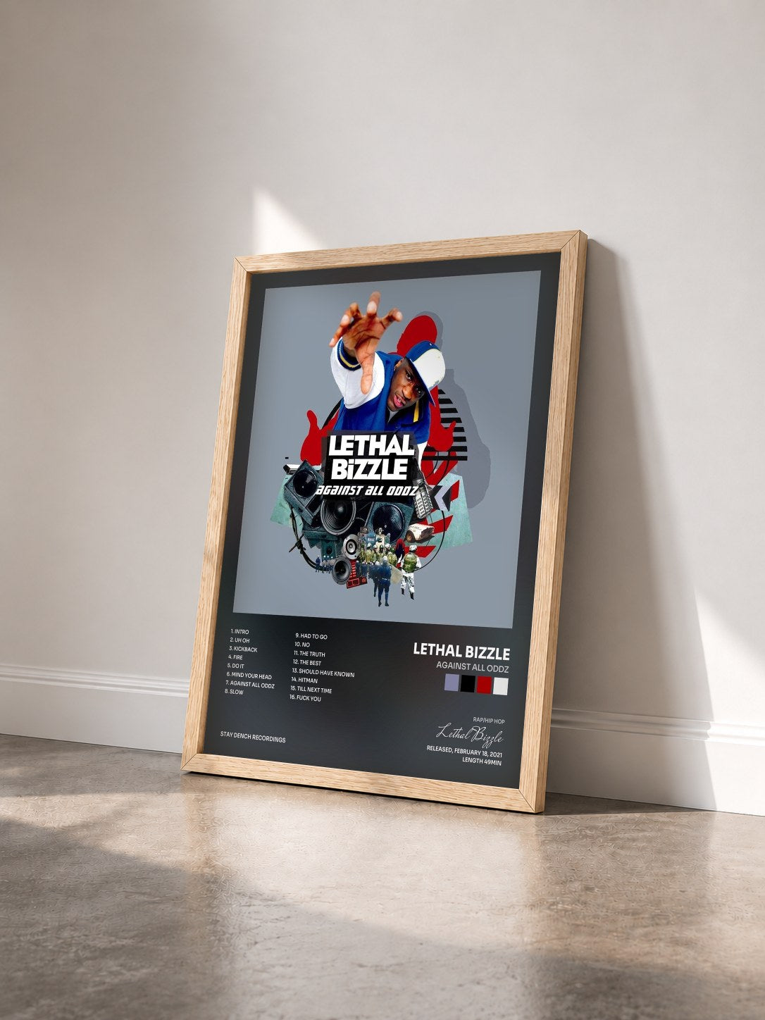#bois Tableau de l'album Against All Oddz de Lethal Bizzle vu de trois quarts, cadre en bois brut