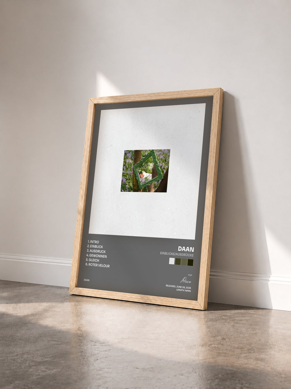 #bois Tableau de l'album EINBLICKE/AUSDRÜCKE de Daan vu de trois quarts, cadre en bois brut