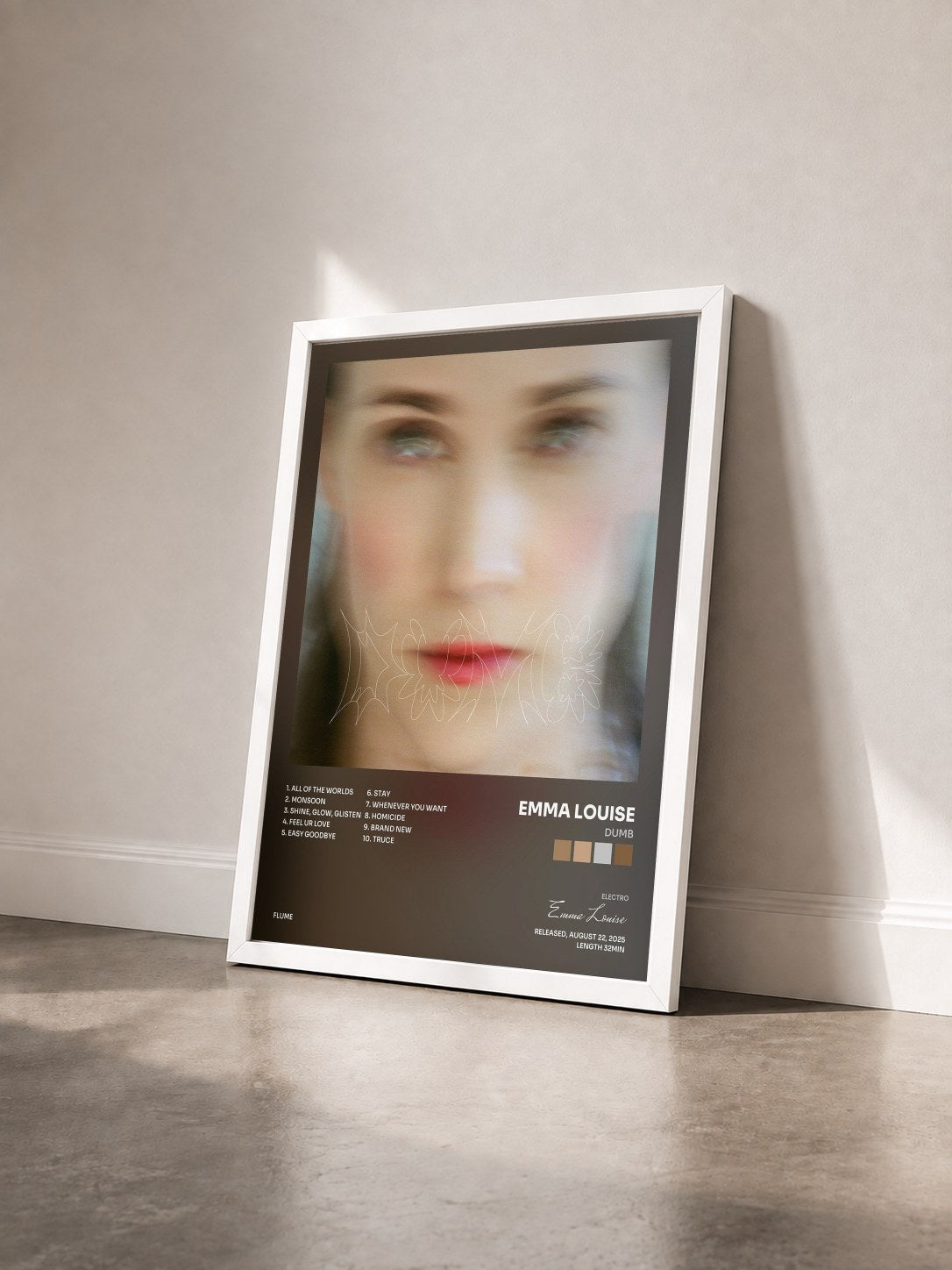 #blanc Tableau de l'album DUMB de Emma Louise vu de trois quarts, cadre blanc