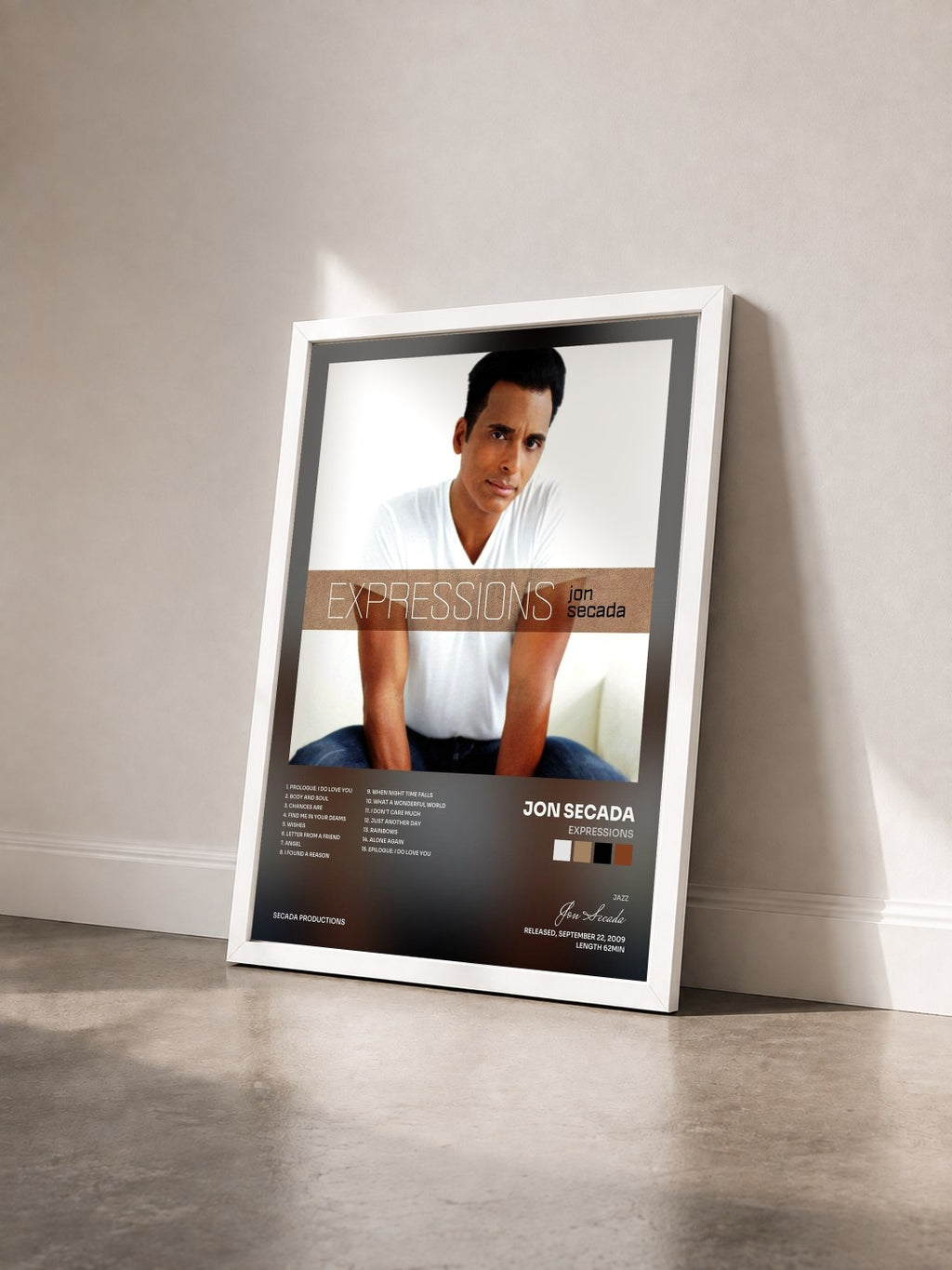 #blanc Tableau de l'album Expressions de Jon Secada vu de trois quarts, cadre blanc
