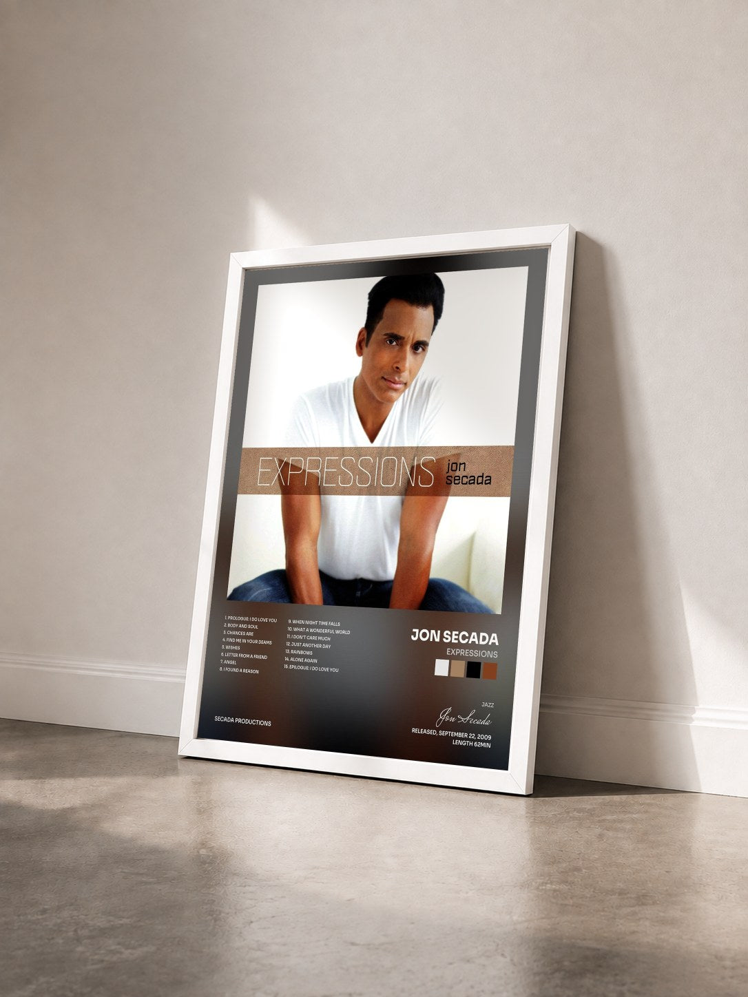 #blanc Tableau de l'album Expressions de Jon Secada vu de trois quarts, cadre blanc
