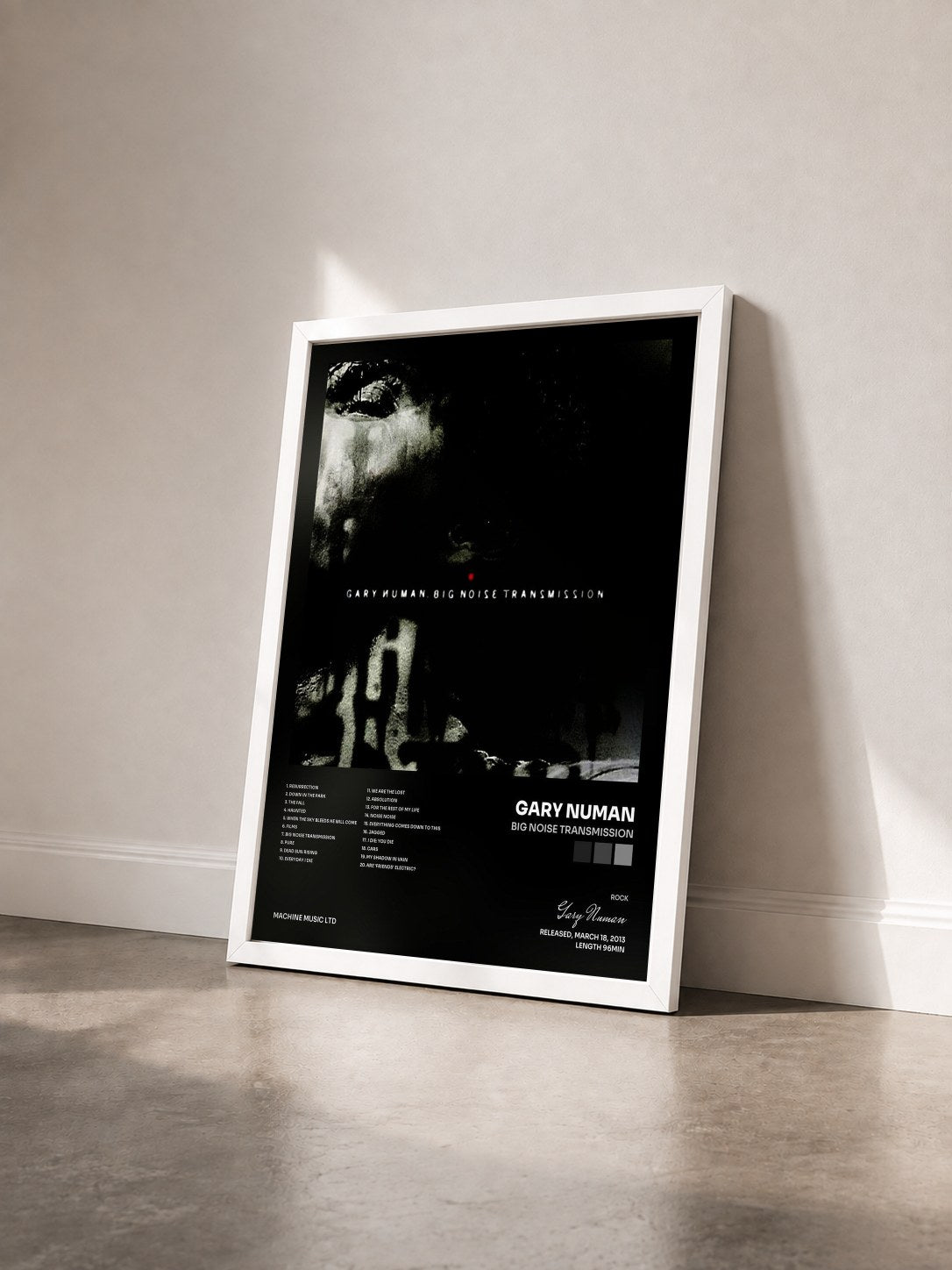 #blanc Tableau de l'album Big Noise Transmission de Gary Numan vu de trois quarts, cadre blanc