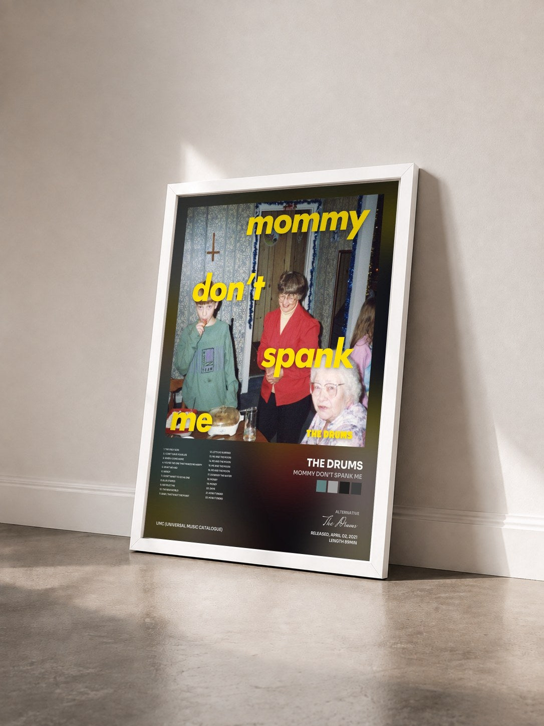 #blanc Tableau de l'album MOMMY DON'T SPANK ME de The Drums vu de trois quarts, cadre blanc