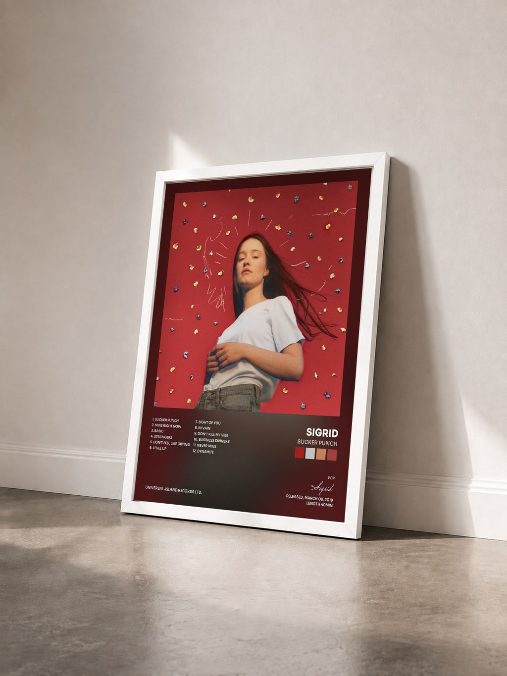 #blanc Tableau de l'album Sucker Punch de Sigrid vu de trois quarts, cadre blanc