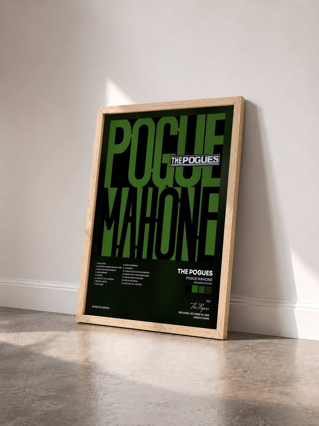 #bois Tableau de l'album Pogue Mahone (Expanded Edition) de The Pogues vu de trois quarts, cadre en bois brut