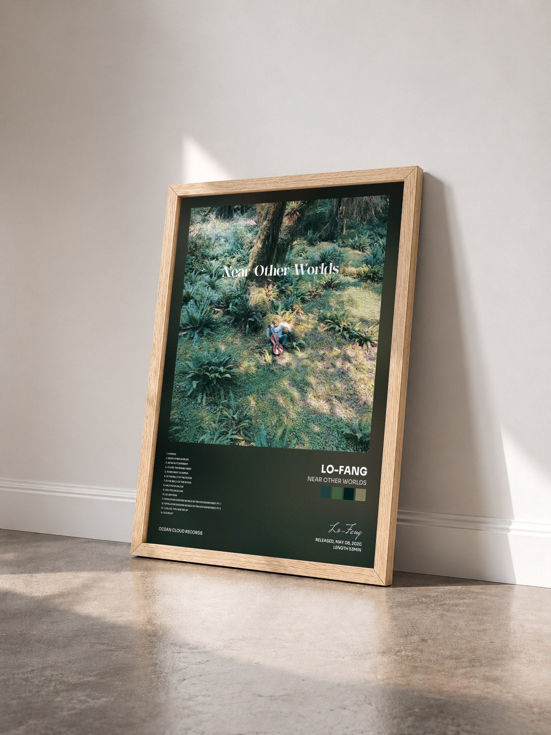 #bois Tableau de l'album Near Other Worlds de Lo-Fang vu de trois quarts, cadre en bois brut