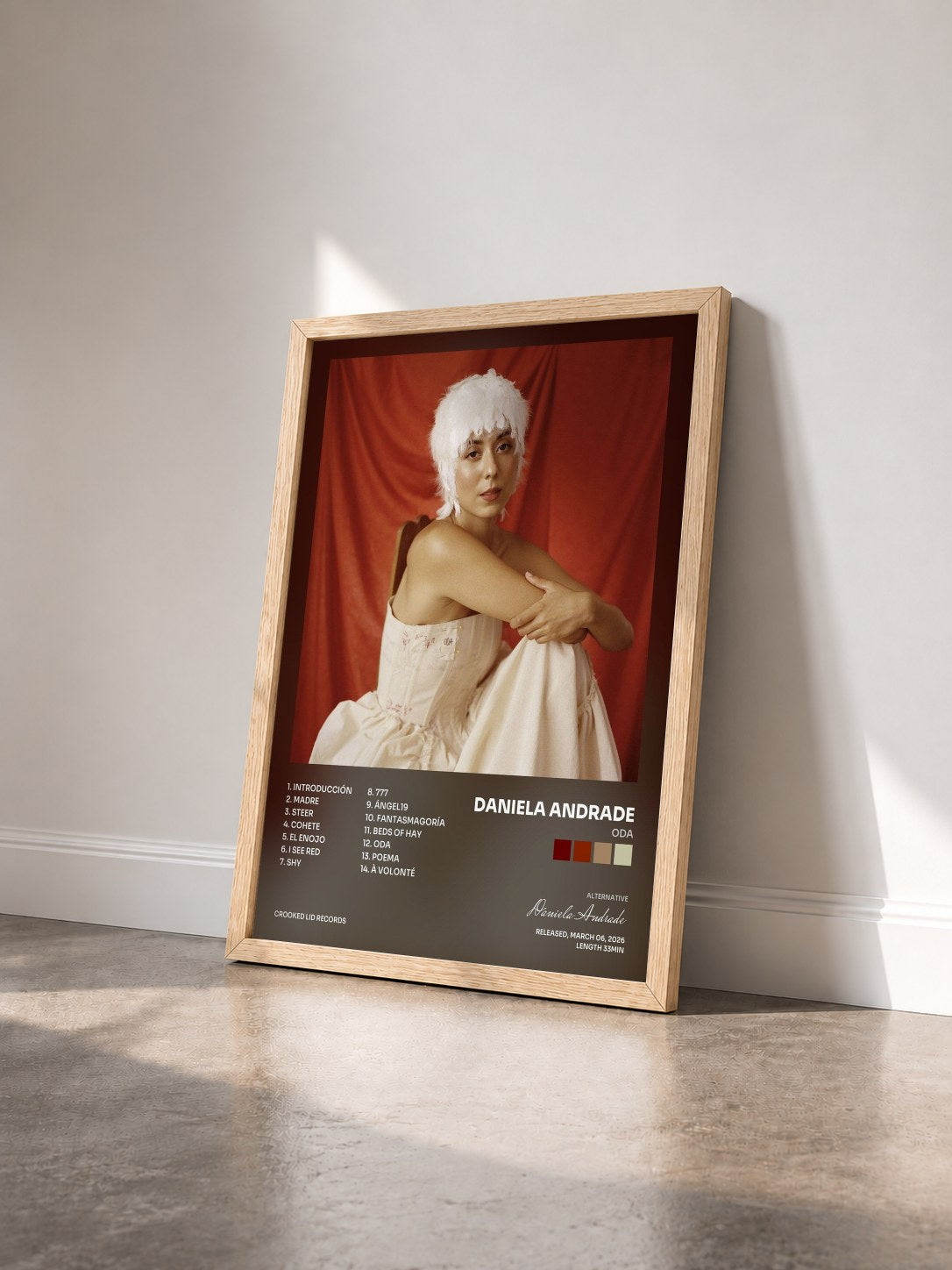 #bois Tableau de l'album Oda de Daniela Andrade vu de trois quarts, cadre en bois brut
